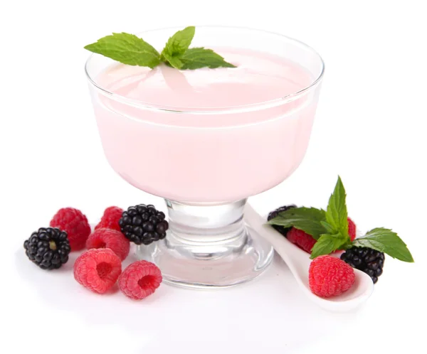 Köstlicher Joghurt mit Beeren isoliert auf weiß — Stockfoto