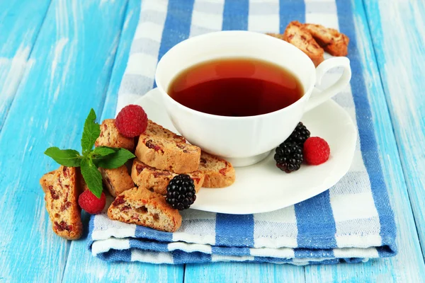 Cup of tea with cookies and berries on table close-up — Stock Photo, Image