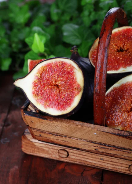 Figues mûres dans le panier sur table en bois close-up — Photo