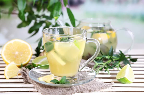 Tasse Tee mit Ingwer auf Sacktuch auf Holztisch auf Naturhintergrund — Stockfoto