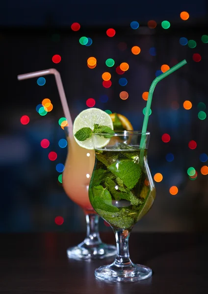 Chutné koktejly na světlé pozadí — Stock fotografie