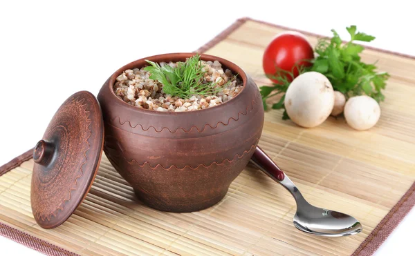 Boekweit in pot met groenten geïsoleerd op wit — Stockfoto