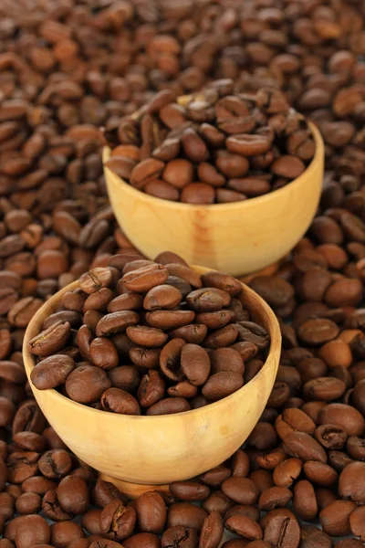 Kaffeebohnen in Schalen isoliert auf weiß — Stockfoto