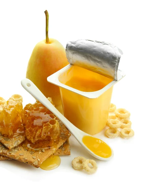 Smaskiga desserter i öppna plastkoppar och honung kammar, frukter, isolerad på vit — Stockfoto