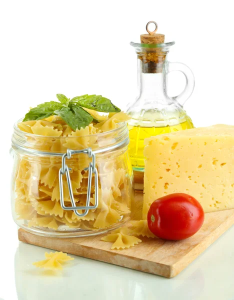 Pasta con olio, formaggio e verdure isolate su bianco — Foto Stock