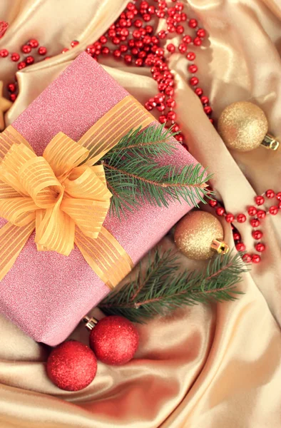Hermoso regalo brillante y decoración de Navidad, en tela de seda — Foto de Stock