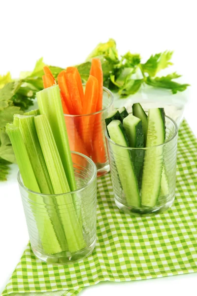 Céleri vert frais avec des légumes dans des verres sur fond blanc — Photo