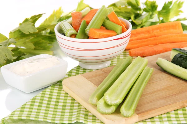 Frischer grüner Sellerie mit Gemüse auf dem Tisch in Großaufnahme — Stockfoto