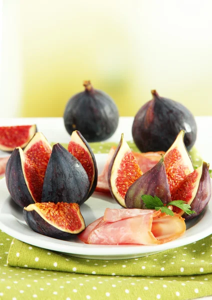 Tasty figs with ham on table — Stock Photo, Image