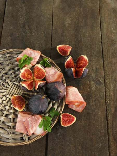 Figos saborosos com presunto na mesa de madeira cinza — Fotografia de Stock