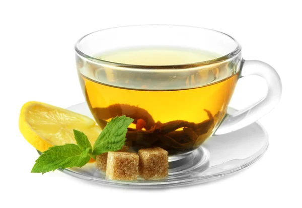Taza transparente de té verde con limón y menta aislados en blanco — Foto de Stock