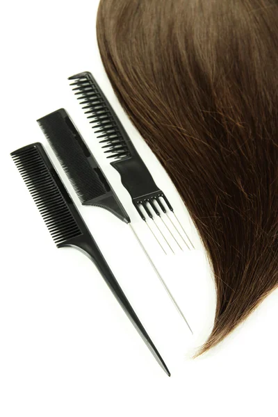 Glänzendes braunes Haar mit Kämmen auf weißem Hintergrund — Stockfoto