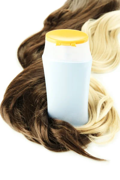 Capelli ricci biondi e castani con shampoo isolato su bianco — Foto Stock