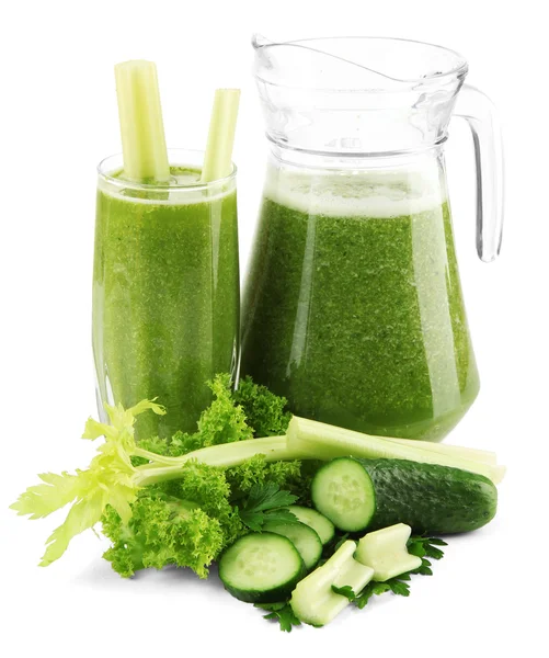 cam ve üzerinde beyaz izole sebze ve yeşil sebze suyu kabı