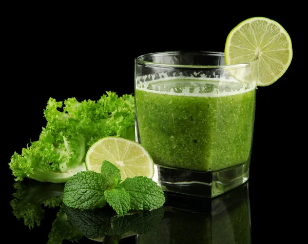 Glass of green vegetable juice and lime isolated on black — Stock Photo, Image