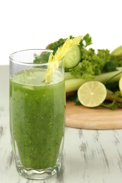 Vaso de jugo de verdura verde y verduras sobre mesa de madera sobre fondo blanco —  Fotos de Stock