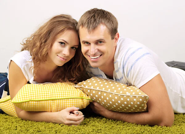 Gelukkig jong stel thuis — Stockfoto