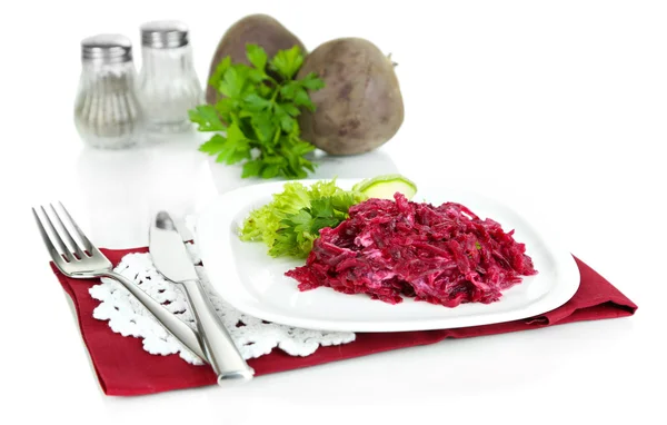 Ensalada de remolacha en plato sobre servilletas aisladas en blanco — Foto de Stock