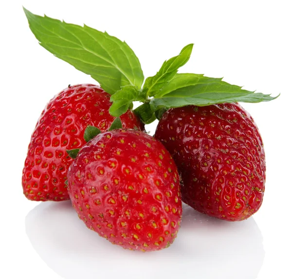 Söt mogna jordgubbar isolerad på vit — Stockfoto