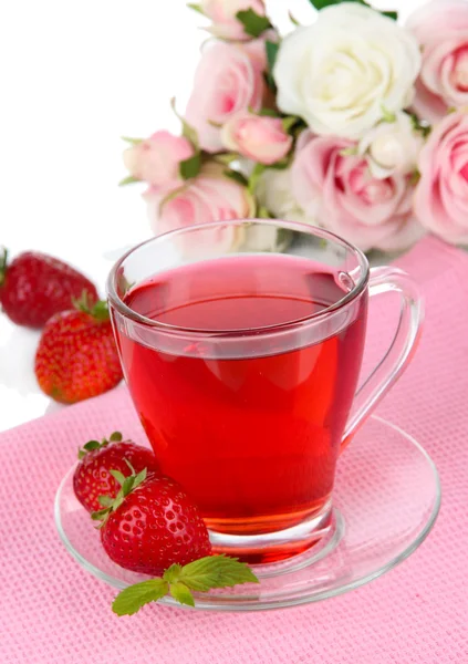 Délicieux thé aux fraises sur table sur fond blanc — Photo