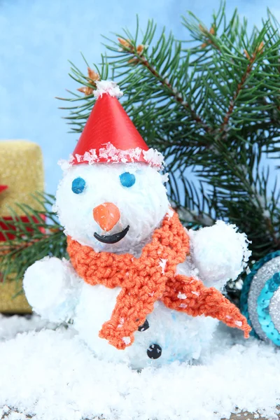 Mooie sneeuwpop en christmas decor, op blauwe achtergrond — Stockfoto