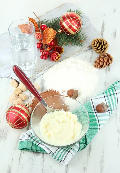 Cocinar galletas de Navidad en mesa de madera —  Fotos de Stock