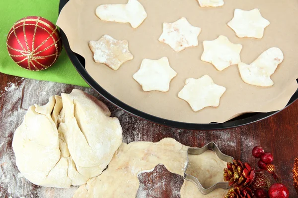 Cozinhar biscoitos de Natal na mesa de madeira — Fotografia de Stock