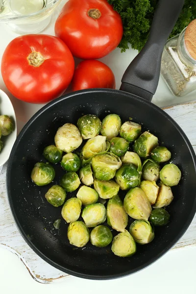 Verse spruiten in pan met de groenten en kruiden geïsoleerd op wit — Stockfoto