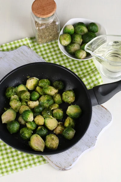 Frische Rosenkohl-Sprossen in der Pfanne mit Gemüse und Gewürzen isoliert auf weiß — Stockfoto