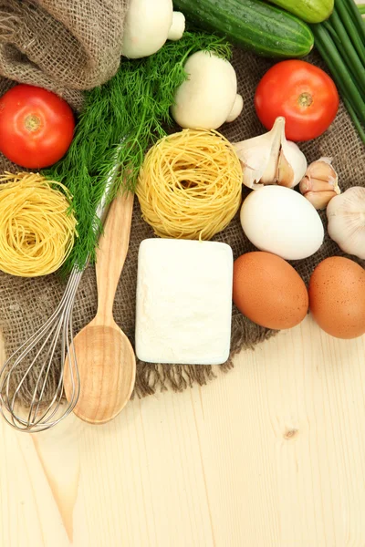 Concepto de cocina. Abarrotes en mesa de madera — Foto de Stock