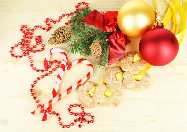 Galletas en cintas con decoraciones navideñas en mesa de madera — Foto de Stock