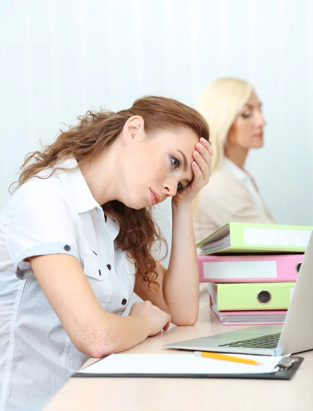 Mulher no escritório no local de trabalho — Fotografia de Stock