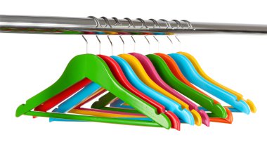 beyaz izole renkli elbise askıları