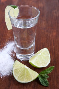 tekila cam üzerinde ahşap masa yakın çekim