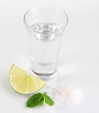 tekila üzerinde beyaz izole cam