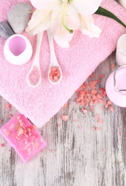 ahşap masa yakın çekim yapma lily ile güzel bir spa ayarı