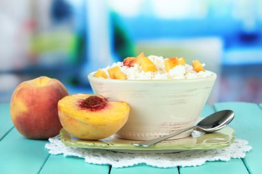 ekşi peynir ve taze şeftali, parlak zemin üzerine ahşap masa üzerinde parçaları