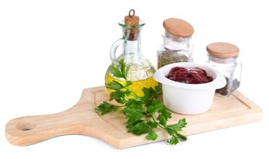 baharat ve soslar üzerinde beyaz izole kase çiğ karaciğer