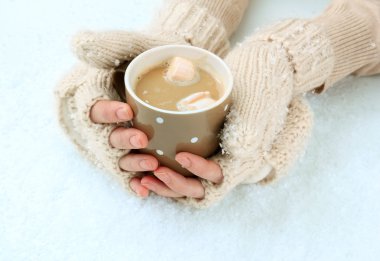 açık renkli üzerinde isabet içkiyle eller