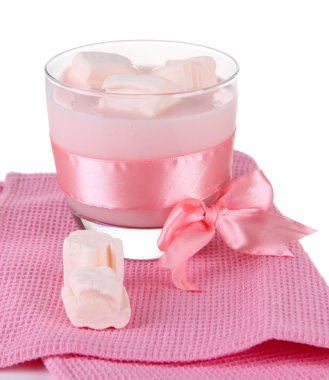 Marshmallow, üzerinde beyaz izole lezzetli yoğurt