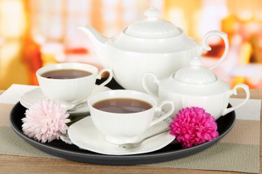 tepsi kafede masada çay bardağı