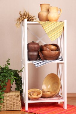 sofra ve dekor, renkli duvar zemin üzerine ile güzel beyaz raflar