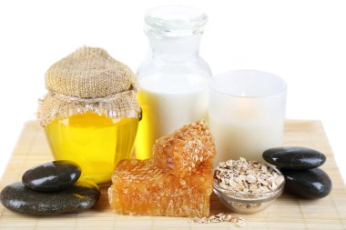 yağlar ve üzerinde beyaz izole bal bal ve süt spa