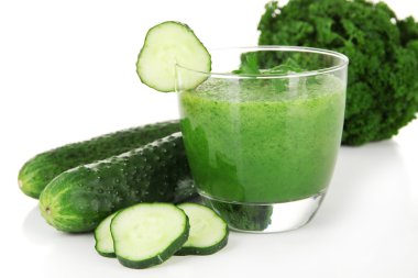 yeşil sebze suyu üzerinde beyaz izole