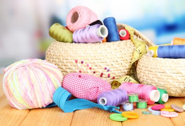 hasır sepetleri ile parlak zemin üzerine ahşap masa üzerinde iğne işi'den aksesuarlar