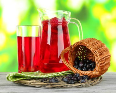 sürahi ve bardak Komposto peçeteye doğa zemin üzerine ahşap masa üzerinde