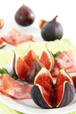 Beyaz ahşap masa üzerinde jambon ile lezzetli incir