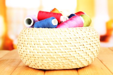 hasır sepet ve aksesuarlar, iğne işi parlak zemin üzerine ahşap tablo