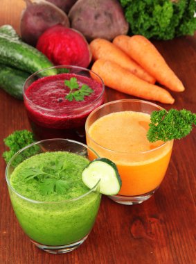 Tablo yakın çekim üzerinde taze sebze suları