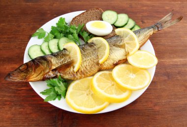 Füme Balık plaka üzerinde kapat